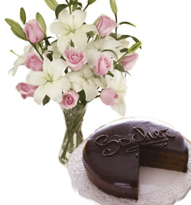 bouquet-di-gigli-e-rose-con-torta-sacher