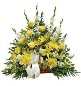 cesto-lutto-rose-gigli-fiori-gialli-e-bianchi