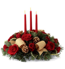 centro-tavola-natalizio-con-rose-rosse